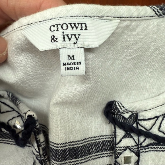 Crown & Ivy Peplum Top Black & White Long Sleeve Aztec Babydoll Women’s Size Med - Picture 12 of 13